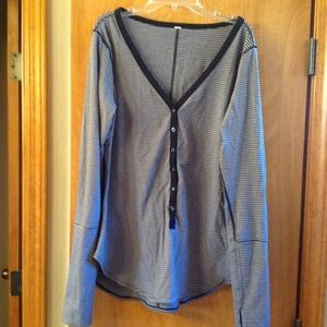 Lululemon black and grey top w/thumb holes